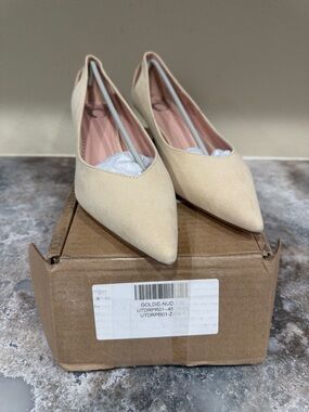 Journee Collection Pointed Toe Flats in Nude